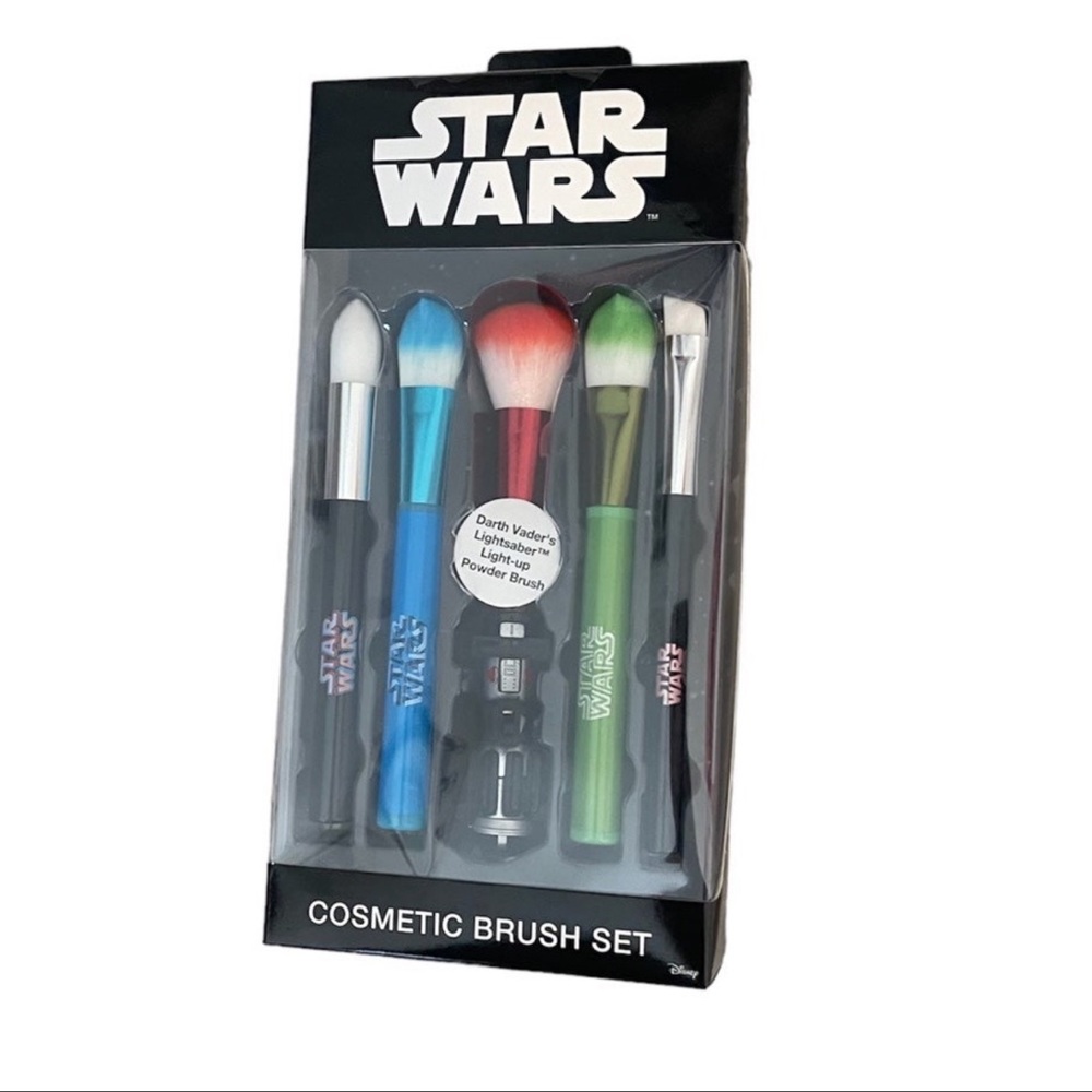 DISNEY STAR WARS 5 PIECE LIGHT UP COSMETIC BRUSH SET.